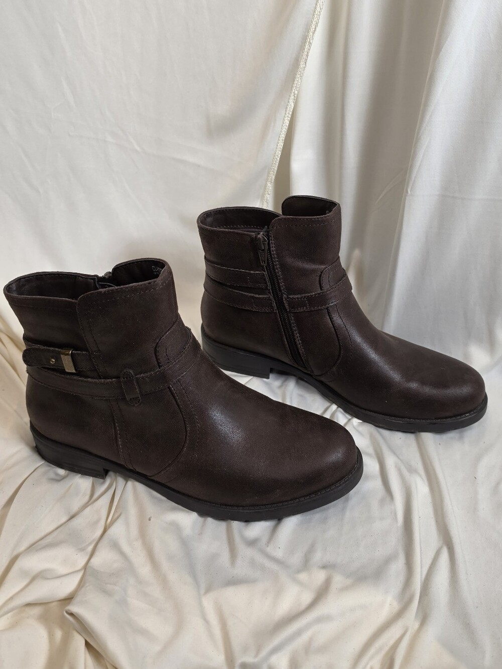 Yuu Clayton Brown Ankle Boots Size 9M Side Zip Buckle Low Heel Booties
